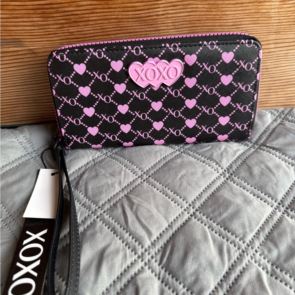 XOXO Black and Pink Heart Wristlet